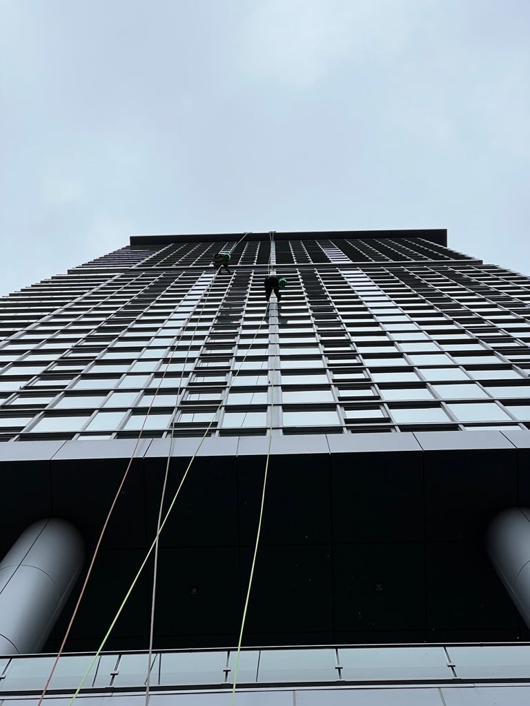 WIndow washers going down a Chicago high rise apartment building
